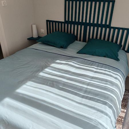 Bed and Breakfast La Revetizon à Saint-Pierre-d'Amilly Extérieur photo